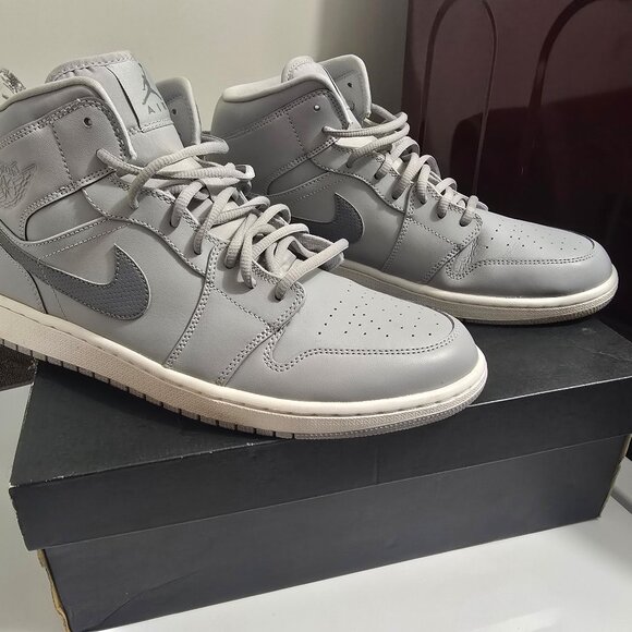 Nike Air Jordon\'s 1 MID Wolf Grey/Cool Grey-Cool Grey Mens Size 12 main image 6